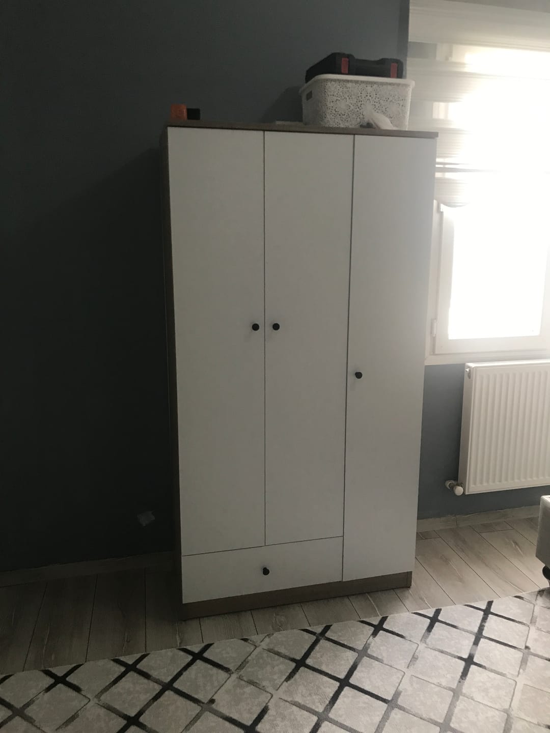 Customer photo review of Rani BA117 Gardırop Elbise Dolabı 3 Kapaklı 1 Çekmeceli 6 Raflı 1 Askılı Sepet Ceviz - Beyaz
