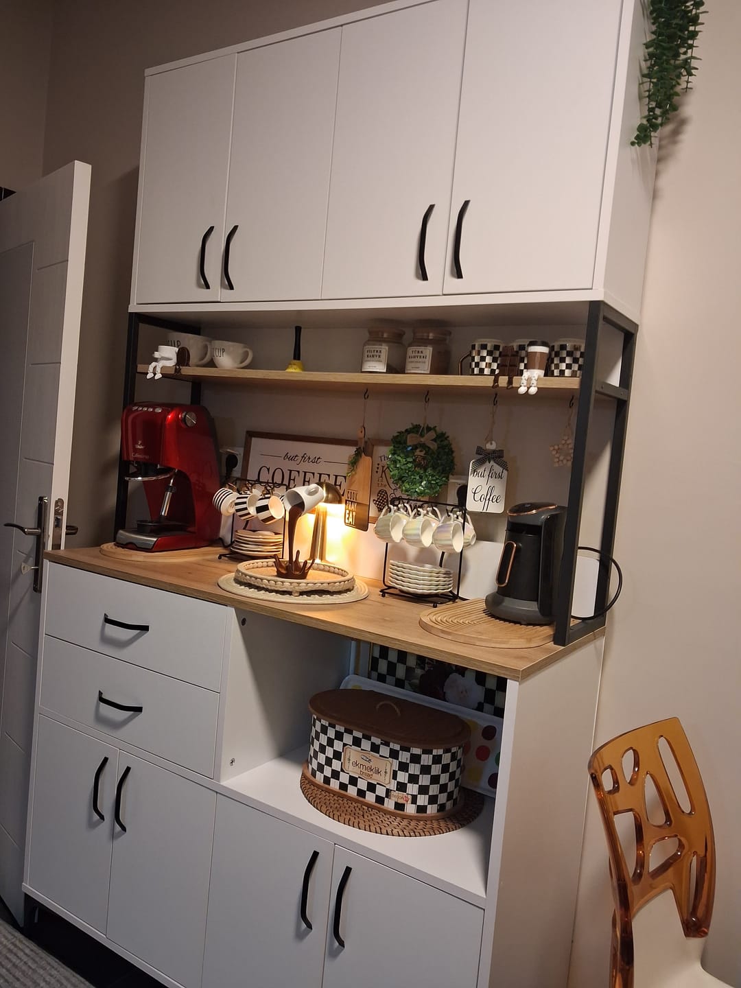 Customer photo review of Rani JE209 Çok Amaçlı Dolap 8 Kapaklı 2 Çekmeceli Raflı Kiler Mutfak Dolabı Beyaz - Sepet Ceviz