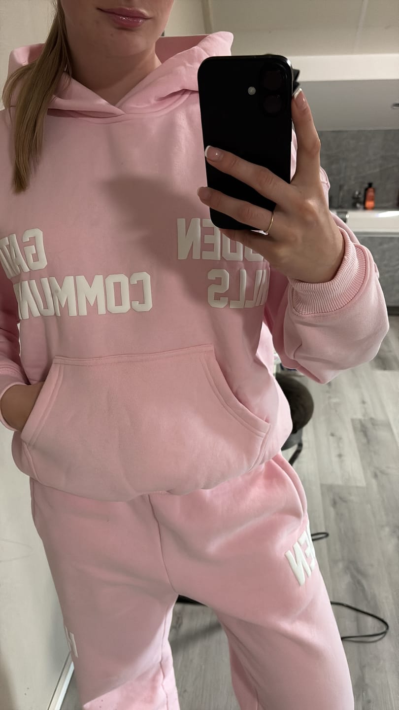 Kundenfoto-Bewertung von GATED COMMUNITY HOODIE LIGHT PINK