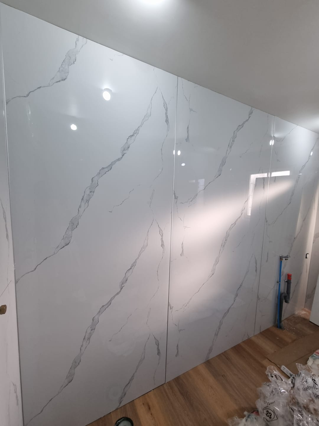 Customer photo review of Panneau PVC Effet Marbre Blanc – Étanche Salle de Bain / Douche