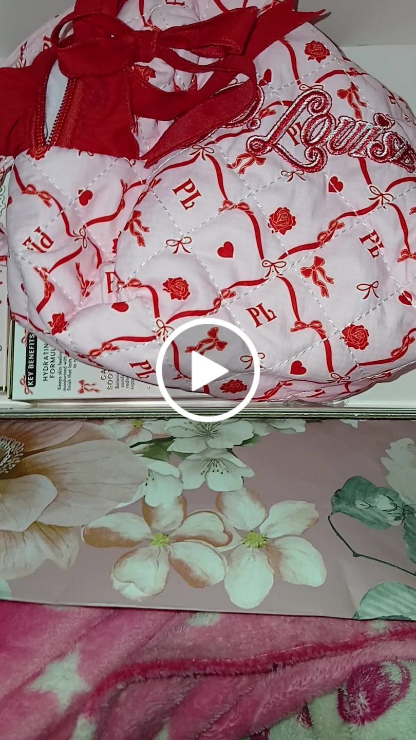 Recenzja wideo klienta dotycząca zestawu i łuku P.Louise Skincare Essentials Torba