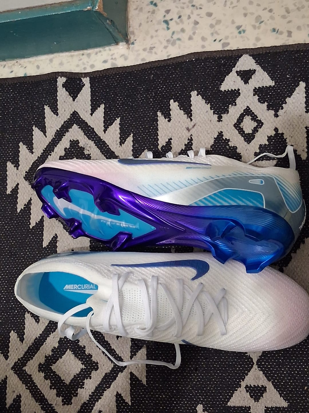 Customer photo review of Mercurial Vapor 16 Elite FG Chromatic Pack Blanc/Violet/Bleu