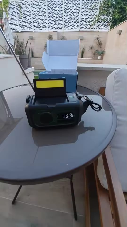 Customer photo review of Notfall Kurbelradio 10000mAh 2.0 – Solar, LED-Licht & SOS-Alarm