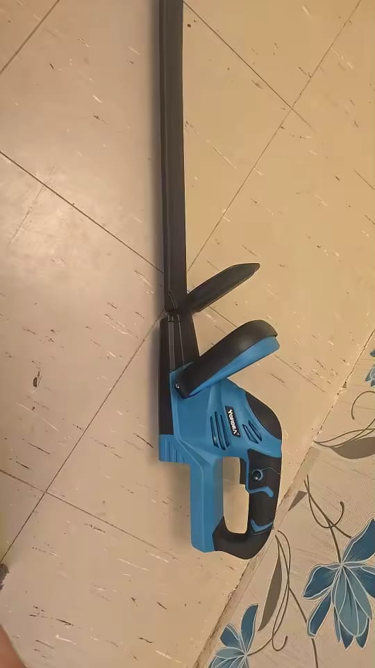 Customer photo review of Brushless Cordless Hedge Trimmer – 20 Inch Blade