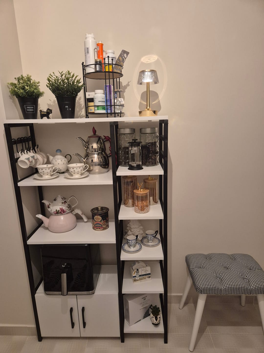 Customer photo review of Rani BM101 Puf Ahşap Ayaklı Tabure Siyah - Beyaz Kazayağı Desenli