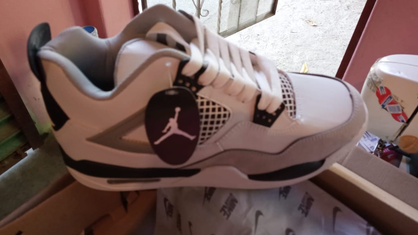 Customer photo review of Tenis Retro 4 Blanco Gris Negro
