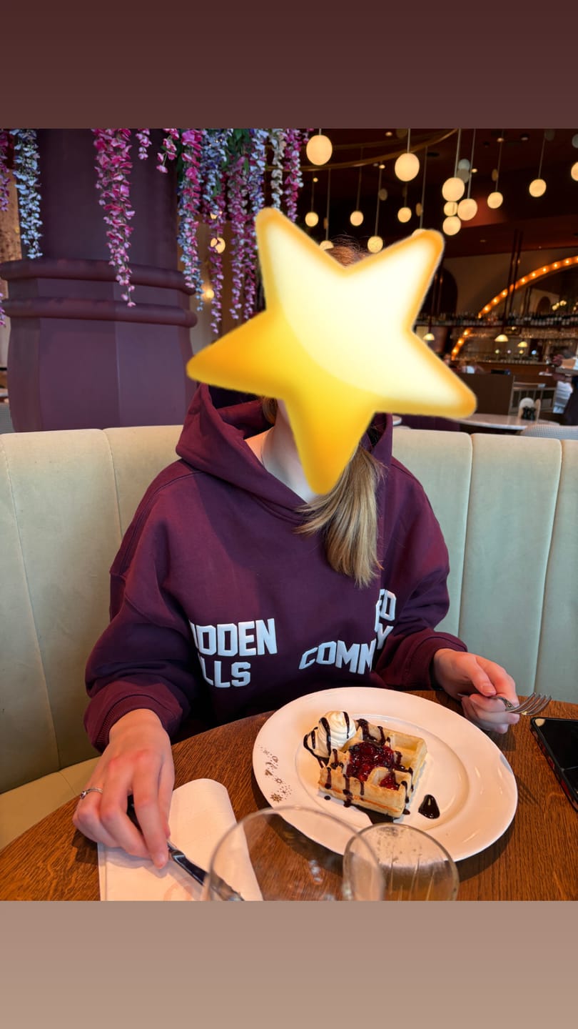 Customer photo review of GATED COMMUNITY HOODIE DARK PLUM