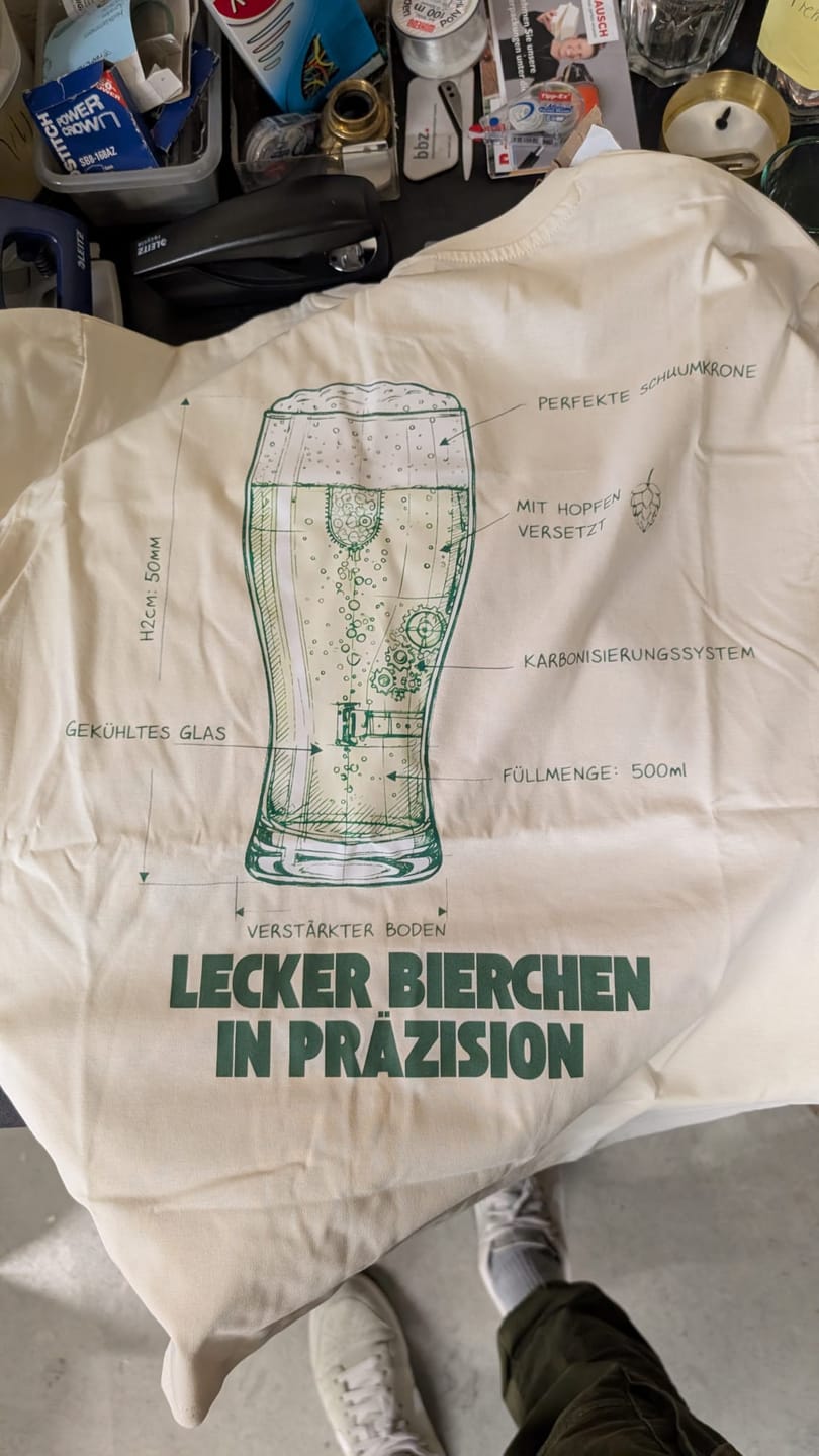 Customer photo review of Lecker Bierchen in Präzision - Premium Unisex T-Shirt