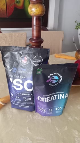 Reseñador muestra la bolsa de Creatina Monohidrato sobre una mesa junto a otro suplemento.