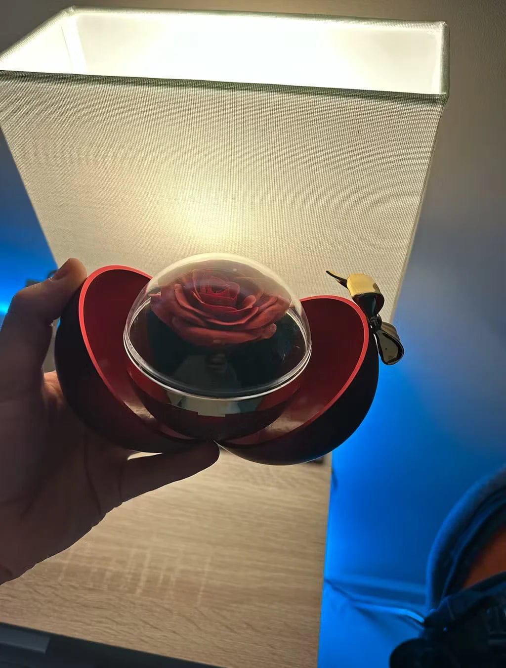 Customer photo review of Dárková krabička s věčnou růží – gravírovaný náhrdelník se dvěma srdci