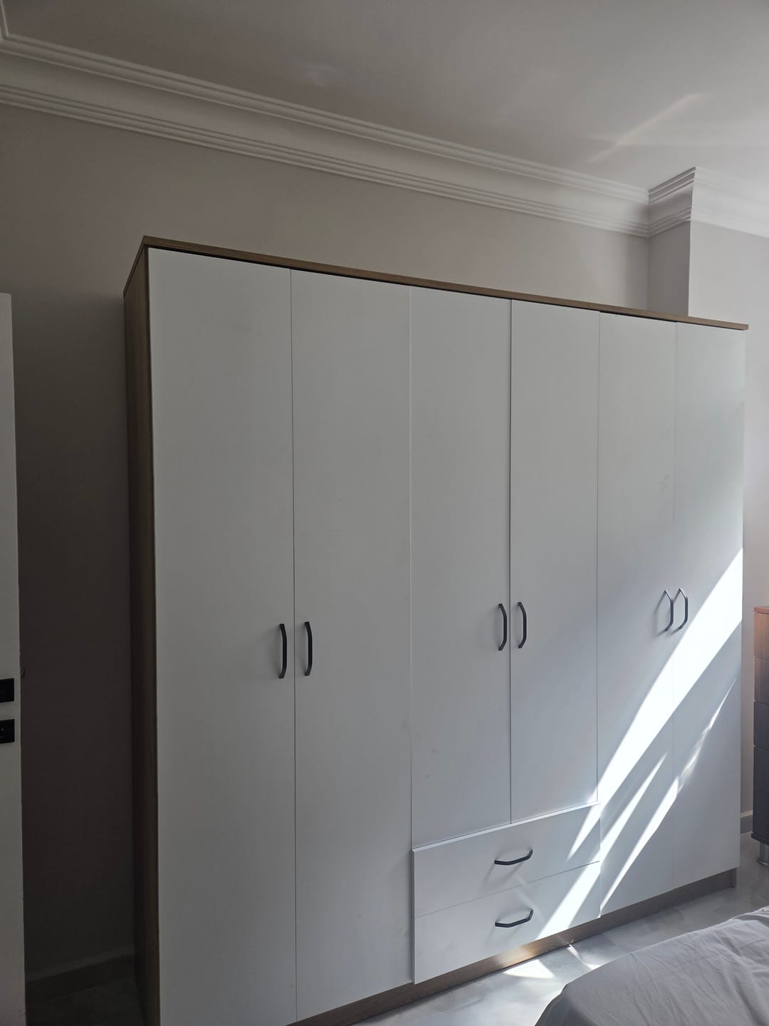 Customer photo review of Rani BA111 Geniş Gardırop Elbise Dolabı 6 Kapaklı 2 Çekmeceli 5 Raflı 3 Askılı Sepet Ceviz - Beyaz