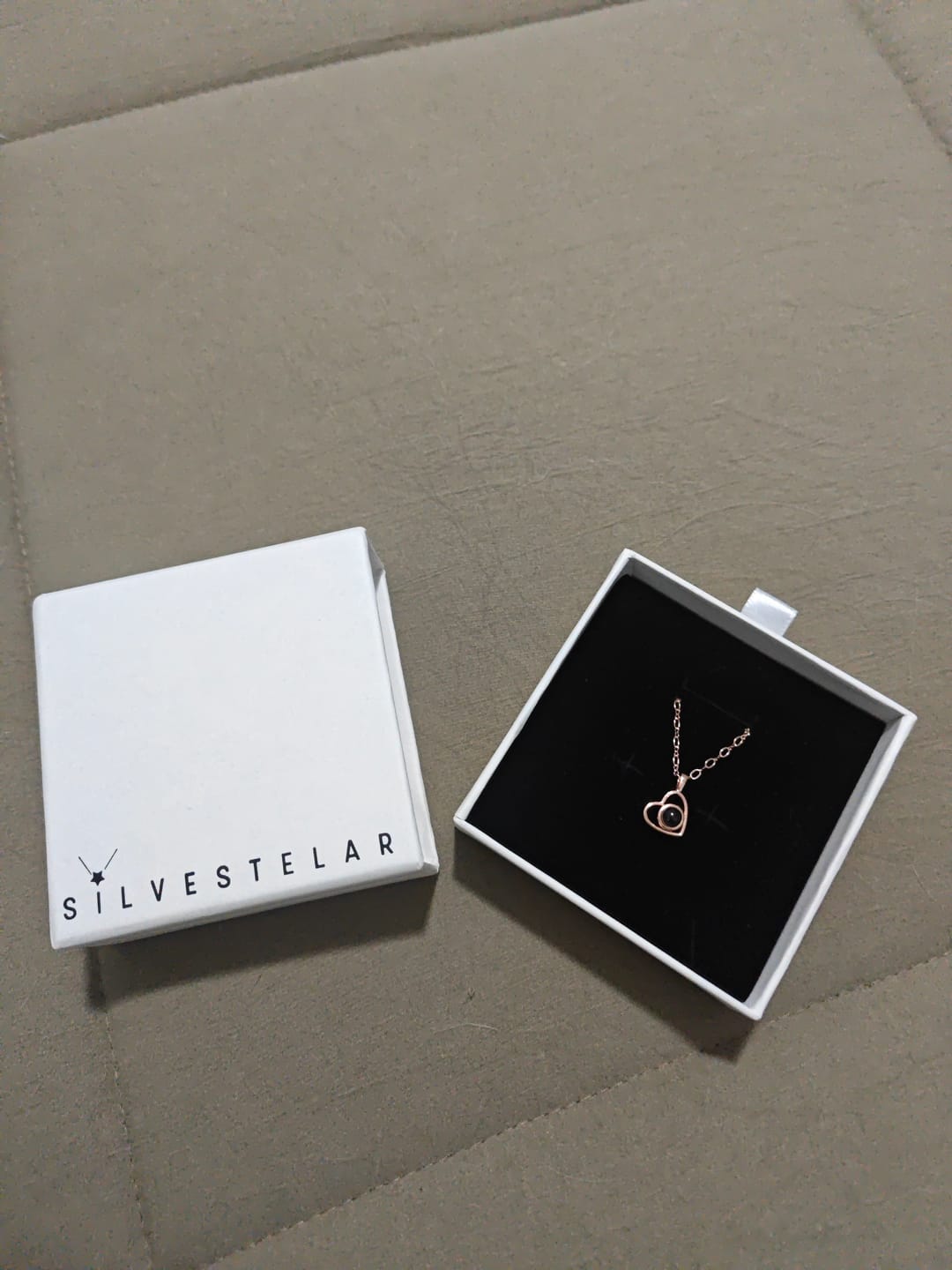 Customer photo review of Collar con Foto Dentro "Corazón Eterno"