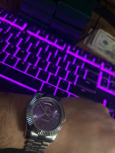 Customer wearing a silver-colored Lucky Fours Santos watch with a purple dial on their wrist.