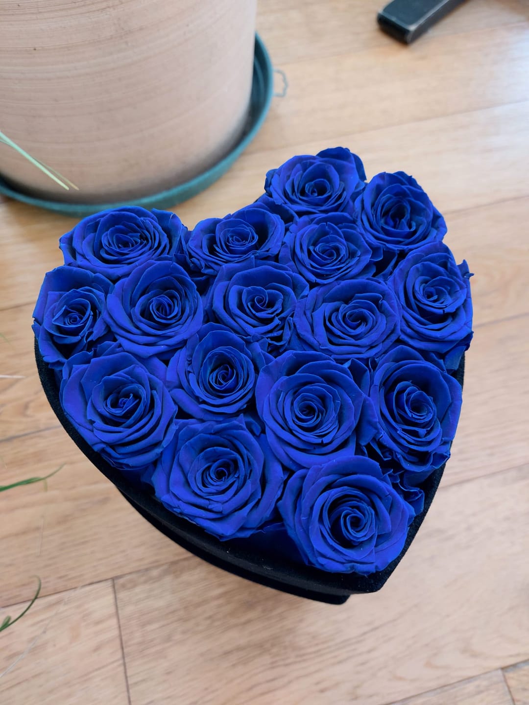 Customer photo review of Roses éternelles Bleu - Boite de 16 roses en forme de cœur