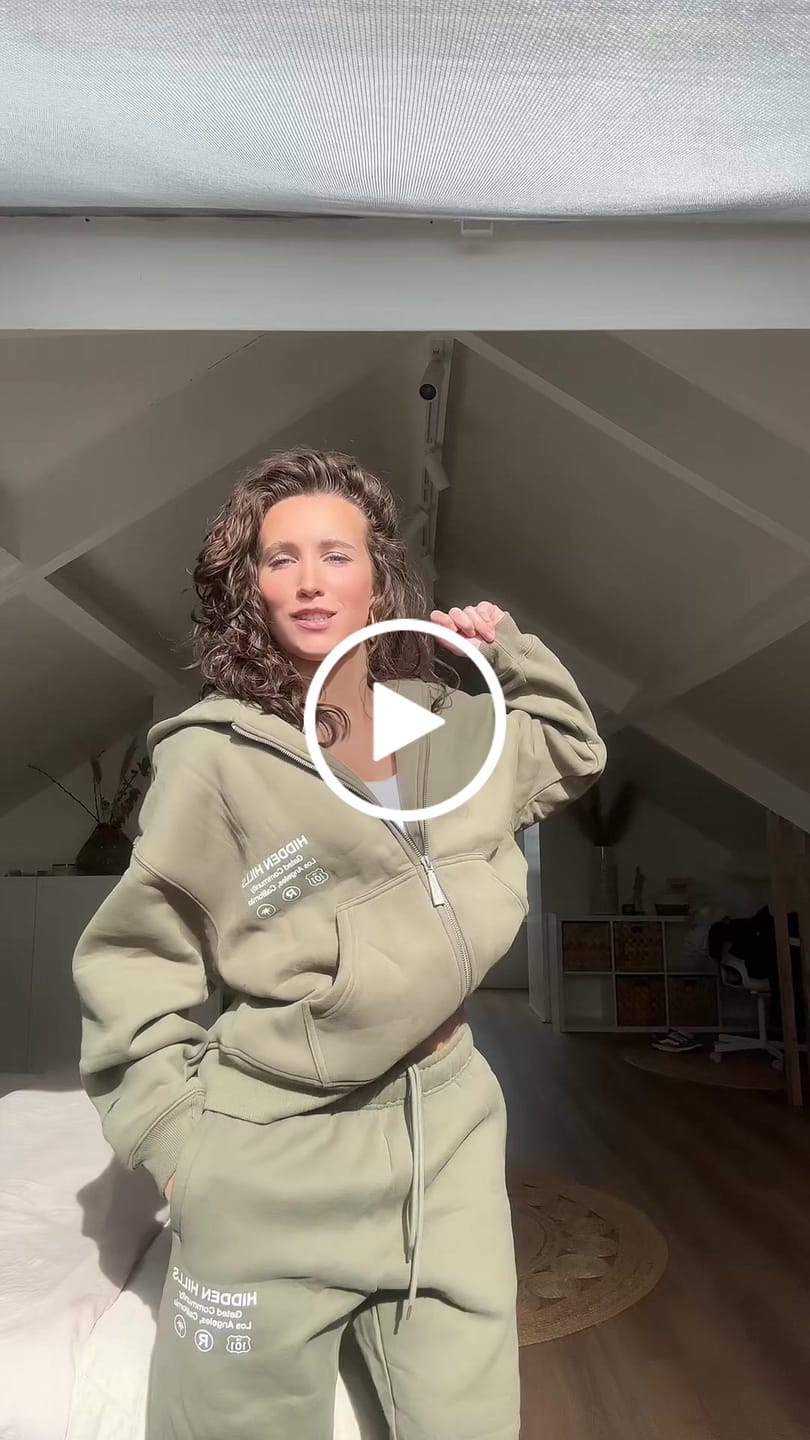 Customer video review of LABEL ZIP HOODIE SAGE