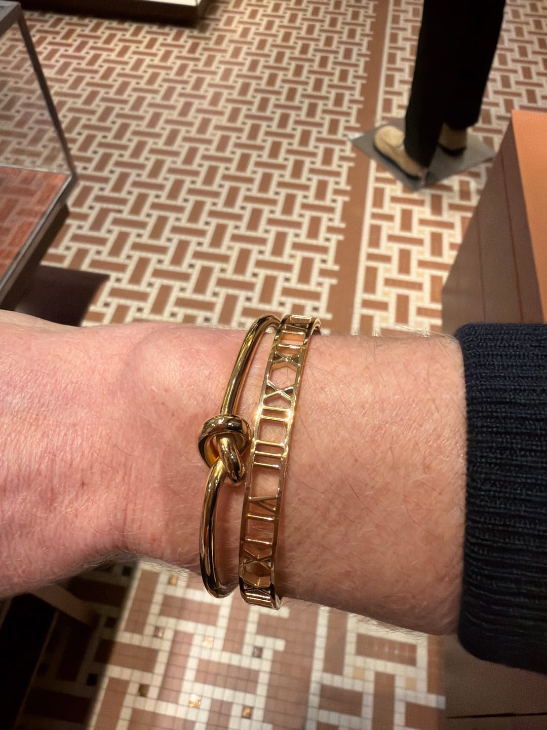 Customer photo review of Bracelete Com Nó Central Banhado em Ouro 18K