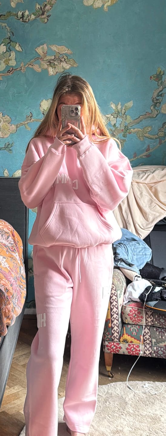 Kundenfoto-Bewertung von GATED COMMUNITY HOODIE LIGHT PINK