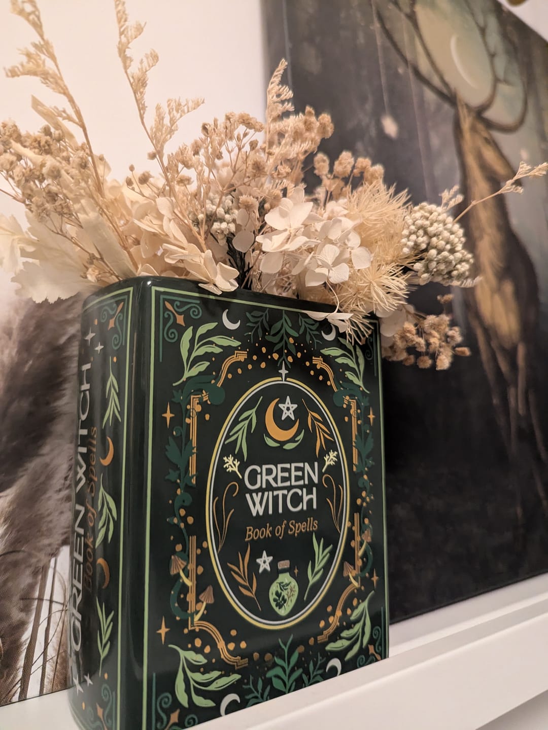 Customer photo review of Green Witch Buchvase – grüne Keramikvase im Grimoires-Design