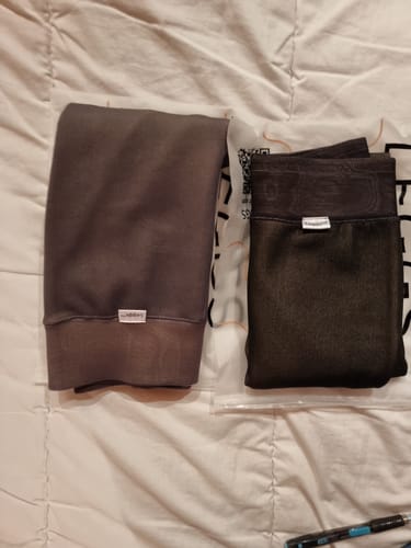 Une cliente montre deux collants polaires LEGGS de couleurs différentes, l'un déplié et l'autre dans son emballage.