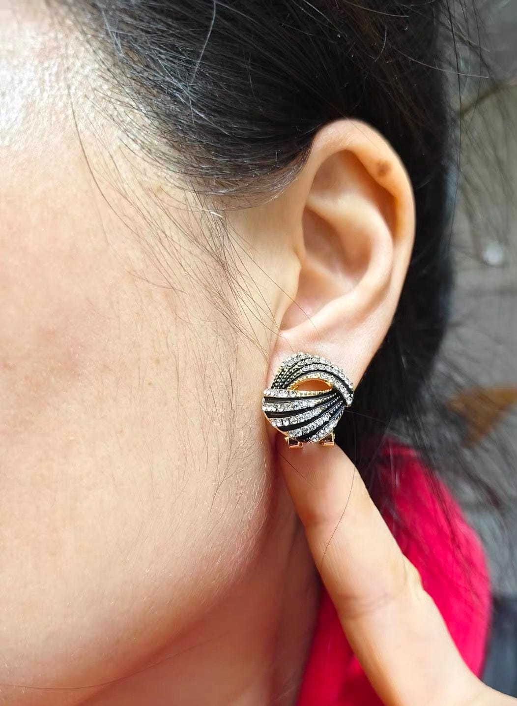 Customer photo review of Ruelle Earrings