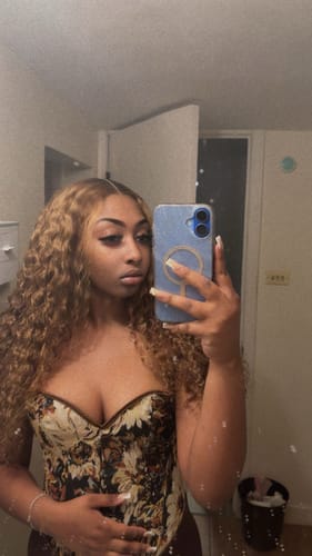 Customer photo review of CurlyMe Highlights Ombre Hair Water Wave Human Hair Wigs Transparent Lace Wigs Pre Plucked