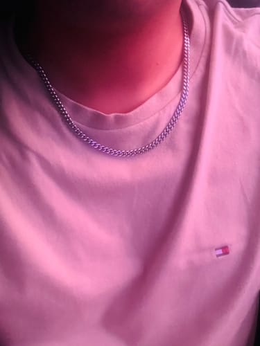 Primer plano de un cliente luciendo la Cadena Miami Cuban 5mm alrededor de su cuello.