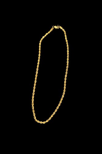 Reseña de un cliente de la Cadena Rope Oro de 4mm fotografiada sobre un fondo negro.