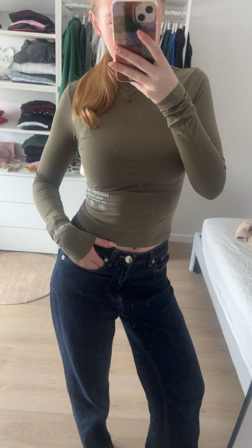 Customer photo review of LABEL LONGSLEEVE TOP SAGE
