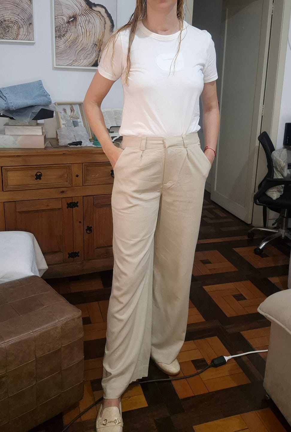 Customer photo review of Calça Pantalona Graviola Bege Claro