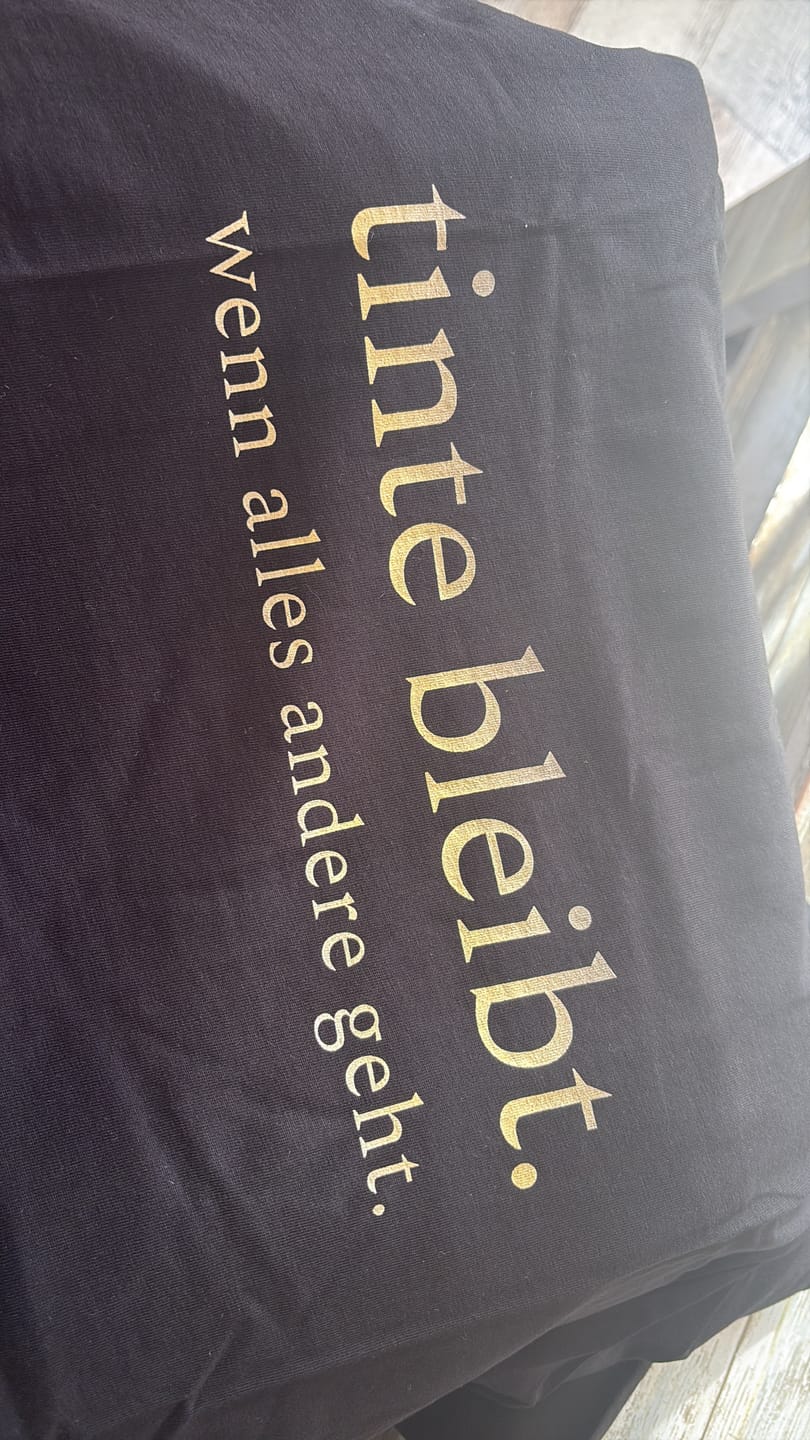 Customer photo review of tinte bleibt. - Premium Shirt