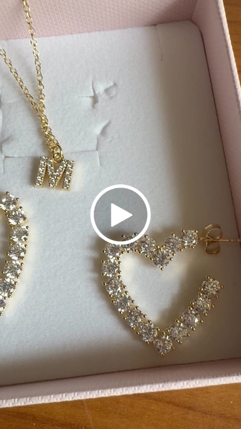 Customer video review of Collanina fine con iniziale PICCOLA in zirconi