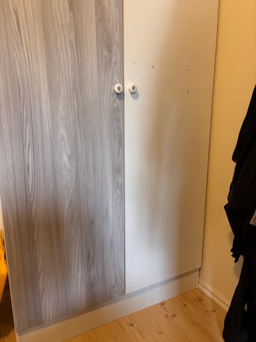 Kundes skap hvor én dør er dekket med Sangallo Hellegrå kontaktplast, som viser en forvandling på gang.