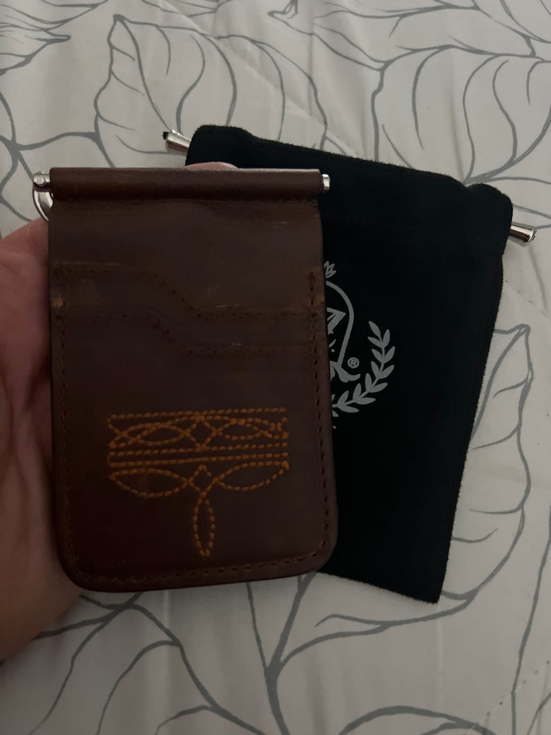 Customer photo review of Billetera de clip César – Piel café cerro con ringle bordado naranja.