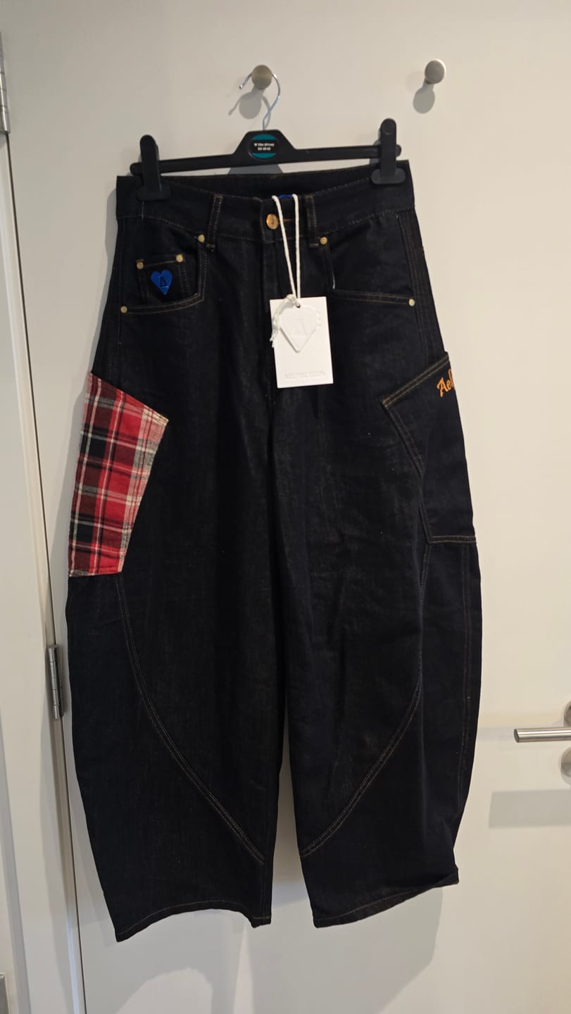 Customer photo review of Aelfric Eden BAGGY BARREL Jeans