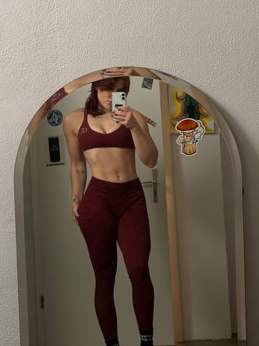 Customer photo review of UNITY V-Shape Scrunch Leggings - Bordeaux Red (Limited Edition)