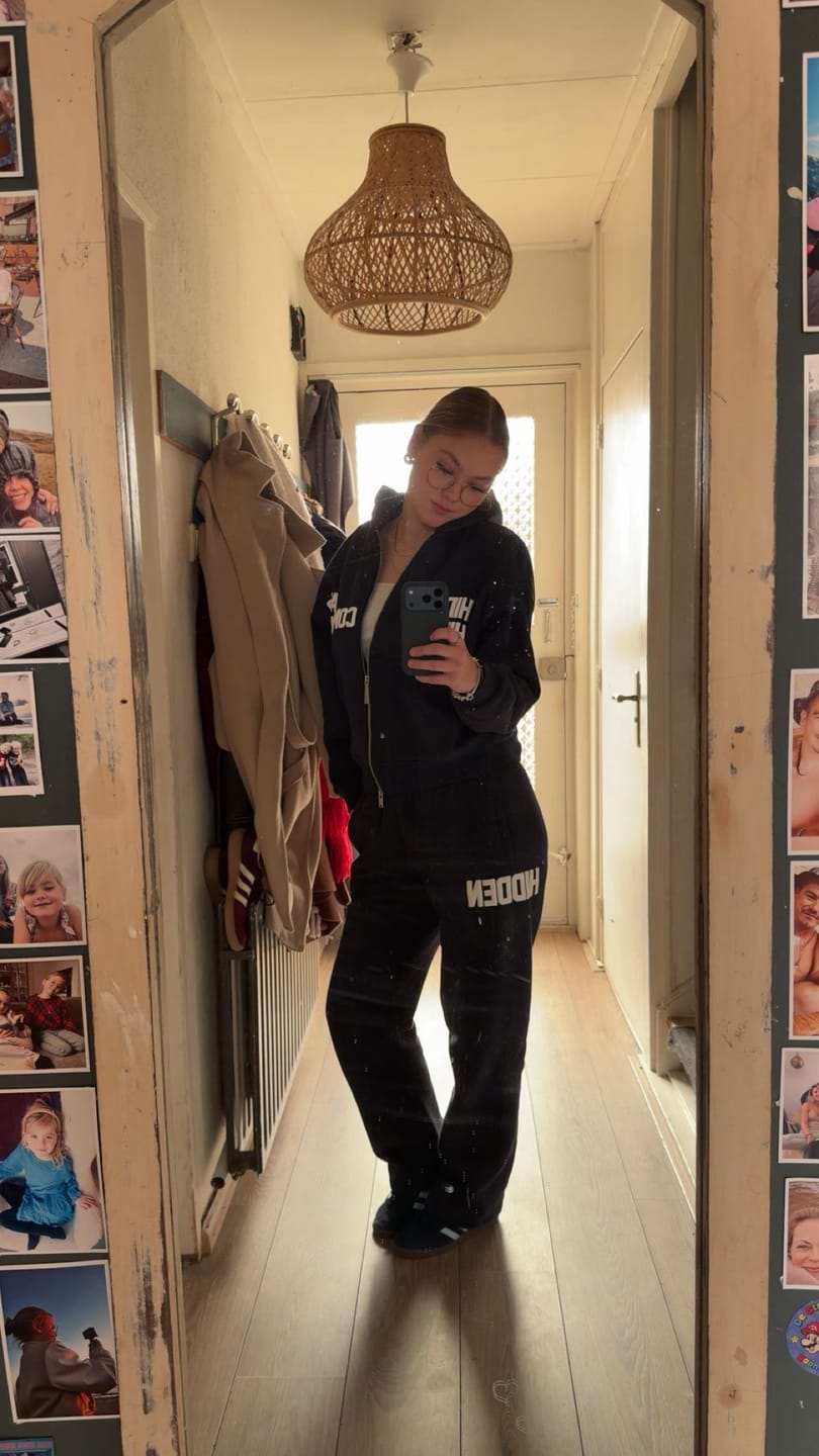 Customer photo review of GATED COMMUNITY STRAIGHT LEG SWEATPANTS NAVY