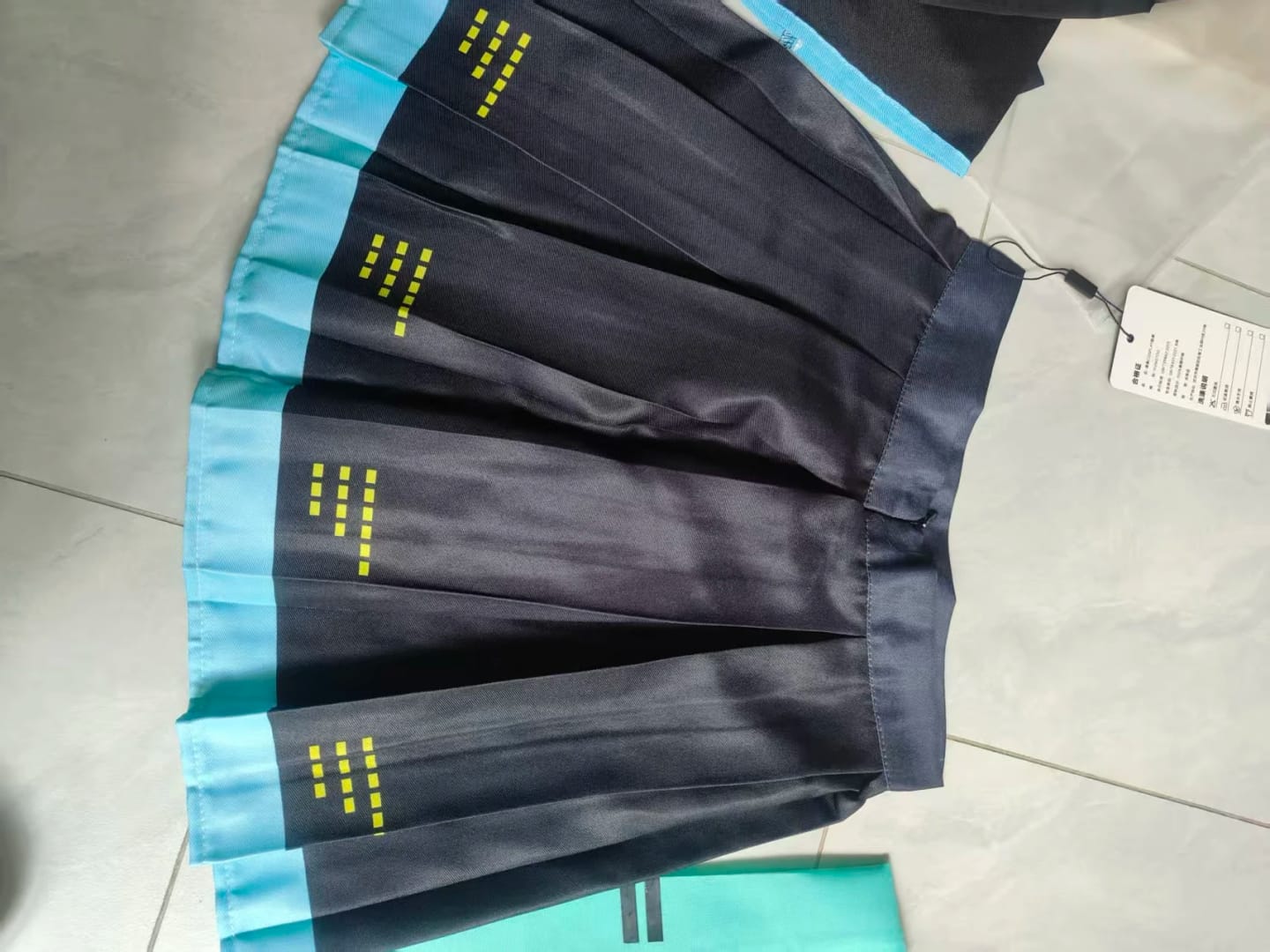 Customer photo review of 2025 IN STOCK Anime Miku MIKU Cosplay Anime Clothes Cosplay Clothes JK Skirt Miku Suit Wig Accessories Halloween