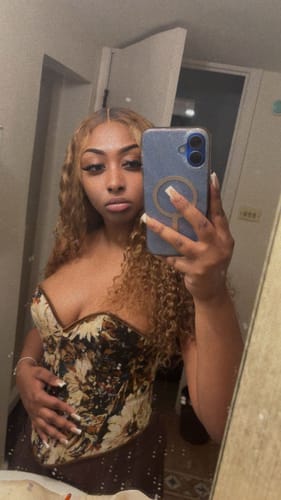 Customer photo review of CurlyMe Highlights Ombre Hair Water Wave Human Hair Wigs Transparent Lace Wigs Pre Plucked