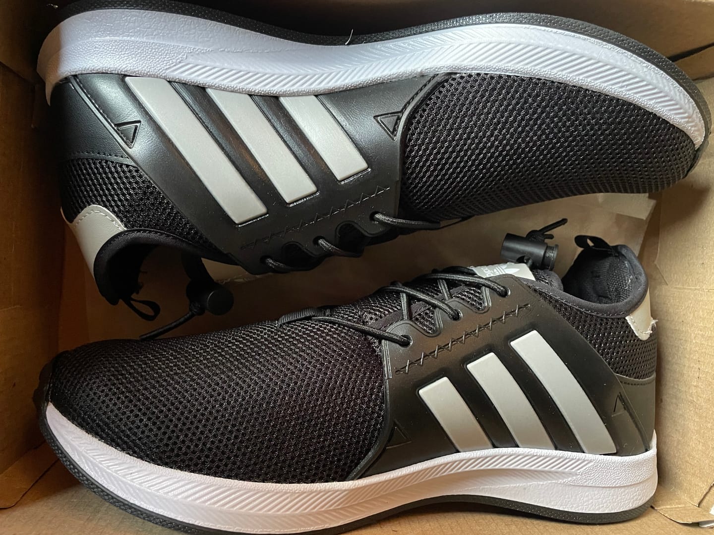 Customer photo review of Tenis 018 Negro Blanco