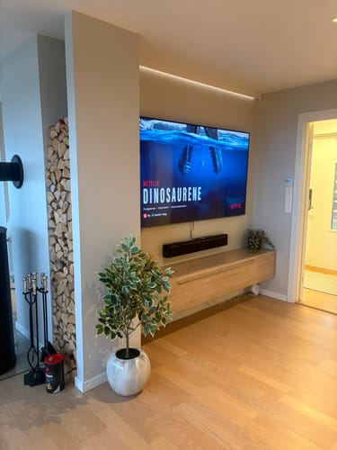 Vidvinkelbilde av anmelderens TV-benk dekket med lys Oak minimal kontaktplast i en stue.