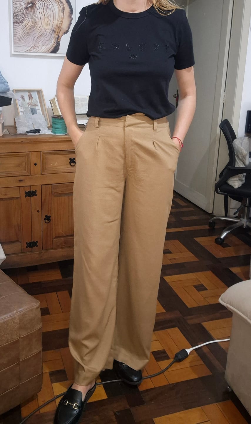 Customer photo review of Calça Pantalona Graviola Marrom Claro