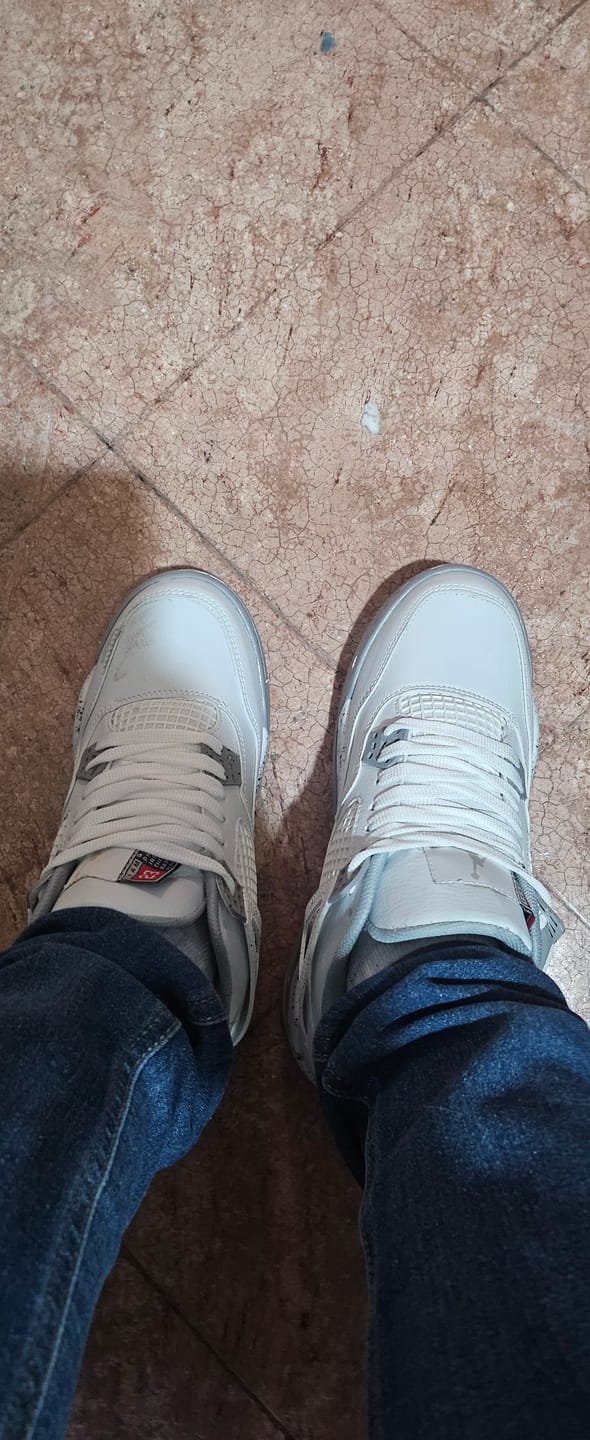Customer photo review of Tenis Retro 4 Blanco Gris Jaspeado