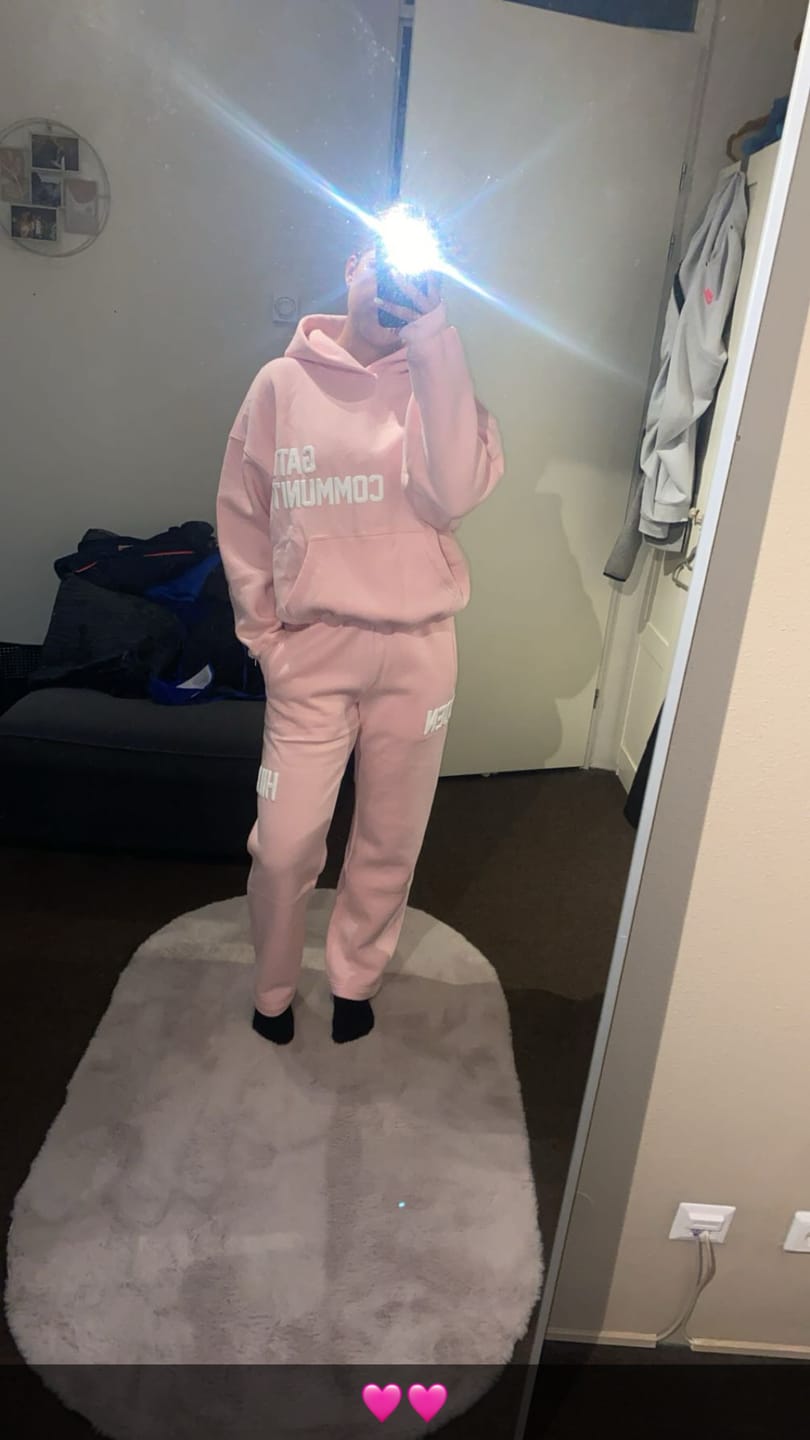 Kundenfoto-Bewertung von GATED COMMUNITY HOODIE LIGHT PINK