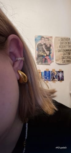 Kundin trägt den eleganten Brili Ear Cuff mit Steinen am oberen Ohr.