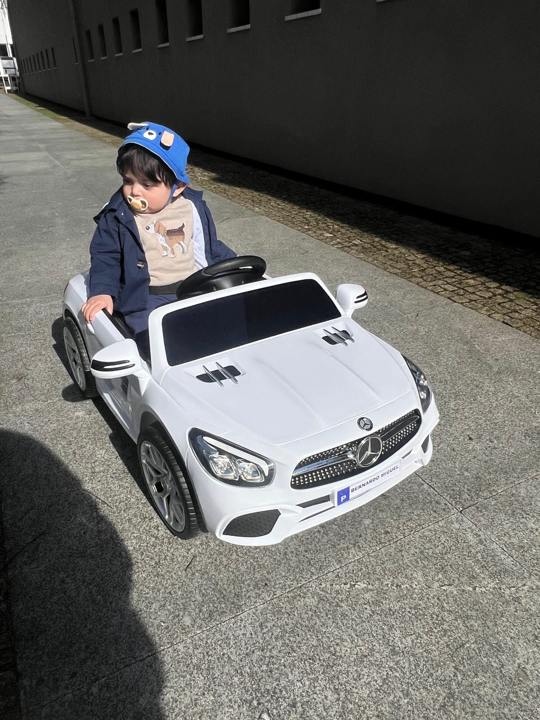 Customer photo review of Carro Elétrico para Criança MERCEDES SL500 12V Branco c/ RODAS DE BORRACHA & ASSENTO EM PELE