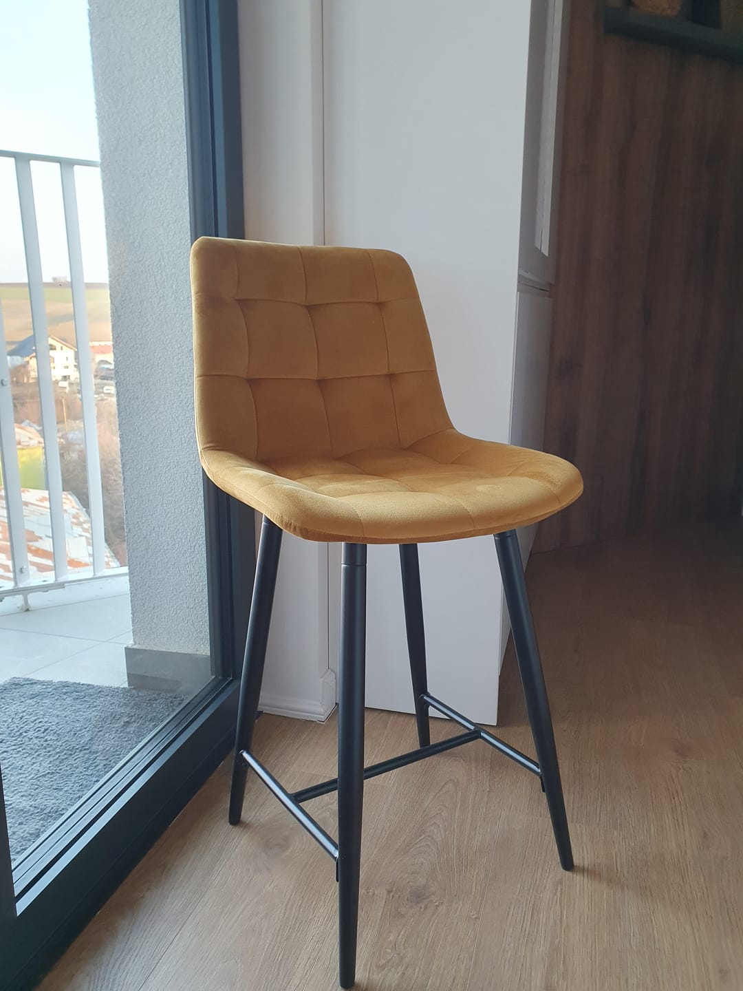 Customer photo review of Scaun bar CHIC H-2, galben - Bluvel 68/negru, stofa catifelata/metal, 46x37x90 cm