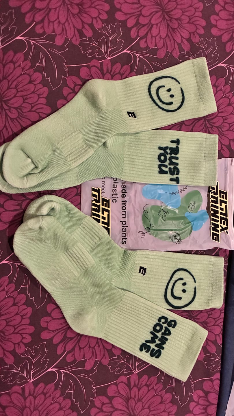 Customer photo review of Calcetines Performance Trust You Gains Come Green