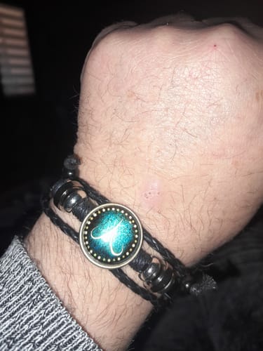 Client portant le Bracelet Signe Astrologique noir du Bélier à son poignet.