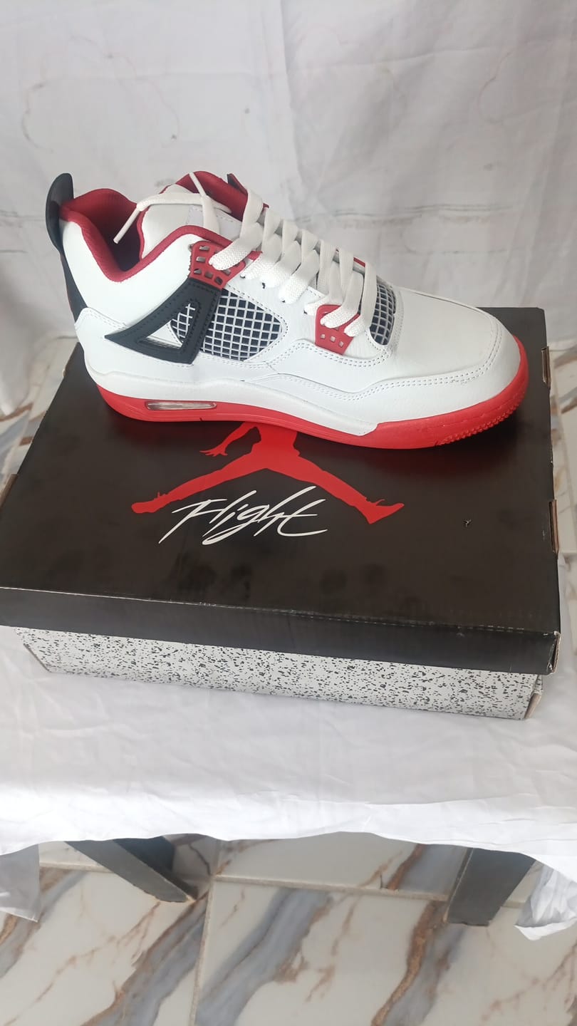 Customer photo review of Tenis Retro 4 Blanco Rojo