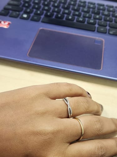Reviewer's hand wearing the Silver Parley Ring, showing its sparkly, criss-cross design on their finger.